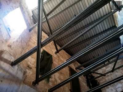 L�intero blocco, privo di pavimenti sui diversi livelli, � sostenuto da lunghi piloni ed � chiuso in alto da una copertura in metallo
